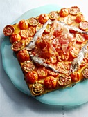 Pikanter Kuchen mit Tomaten, Anchovis und Schinken