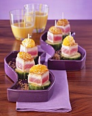 Tuna, cucumber and peach appetisers with sesame seeds