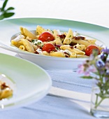 Penne mit Kirschtomaten, Knoblauch und roten Zwiebeln