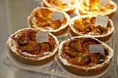 Aprikosen-Tarteletts in einer Patisserie in Paris