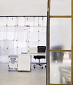 Arbeitsraum mit origineller Trennwand aus zusammengeklebten Papierbögen