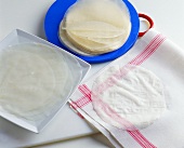 Preparing sheets of rice paper: soaking and draining