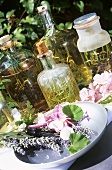 Aromatisierte Olivenöle mit Kräutern und Blüten