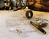 Antiker Schreibtisch mit Brief, Füllerfederhalter, Taschenuhr, Monokel & Lupe