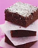 Drei gestapelte Brownies