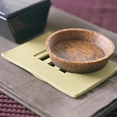 Holzschale auf Keramikplatte