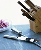Messerblock mit verschiedenen Messern und ein Messerschleifer