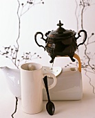 Teetasse und Teekanne in ausgefallenem Design