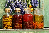 Kräuteröl mit Johanniskraut, Ringelblume und Beinwellwurzel