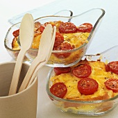 Brotauflauf mit Käse und Tomaten