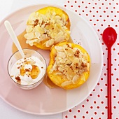 Pfirsichhälften mit Mandelfüllung und Honigjoghurt