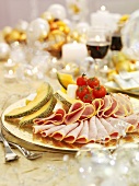 Weihnachtliche Wurstplatte mit Melone und Kirschtomaten