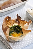 Baked egg with spinach in papillotes