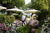 Aufbau eines Stehempfangs für Hochzeit auf einer Hotelterrasse, Italien