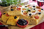 Focaccia mit Tomaten und schwarzen Oliven