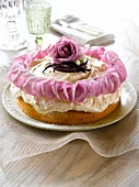 Sponge cake with vanilla cream and rose petals