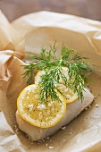 Fischfilet mit Zitronenscheiben und Dill