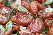 Gebratene Tomaten mit Knoblauch und Basilikum