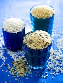 Verschiedene Reissorten in drei blauen Gläsern