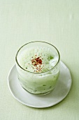 Kefir-Gurken-Shake auf Eis
