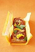 Fladenbrot-Salami-Pizza mit Paprikastreifen