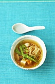 Asiatische Nudelsuppe mit Nudeln, Gemüse und Tofu