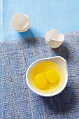 Aufgeschlagenes Ei mit doppeltem Eigelb