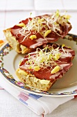 Belegte Brote mit Coppa, Mayonnaise und Sprossen