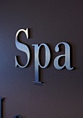 Schriftzug SPA an der Wand