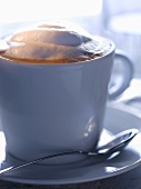 Cappuccino in blauer Tasse
