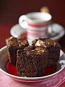 Brownies und Kaffeetasse