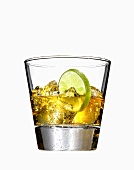 Whiskeylikör mit Eiswürfeln und Limette im beschlagenen Glas