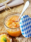 Birnen-Pfirsich-Marmelade im Glas und auf Brot