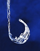 Wassersplash vor blauem Hintergrund