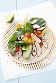 Wraps mit Melonenchutney, Senfspinat und gegrilltem Kalbsrücken