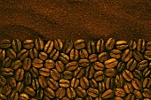 Kaffeebohnen und Kaffeepulver