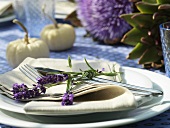 Herbstliches Gedeck mit Lavendelblüten