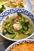 Currygericht mit Thaibasilikum (Thailand)