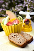 Bananenbrot und Obstschale für Kinder