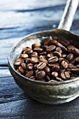 Kaffeebohnen in Metallschale