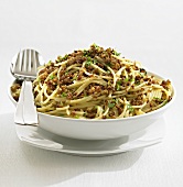 Spaghetti mit Bröseln und Kräutern