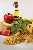 Italienisches Stillleben mit Nudeln und Parmesan