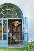 Blick durch geöffnete Tür in Gartenpavillon des Schlosses La Verrerie (Frankreich)