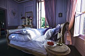Stilvolles Zimmer mit antikem Bett im Schloss La Verrerie (Frankreich)