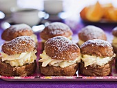 Semlor (Traditionelles schwedisches Gebäck mit Füllung)