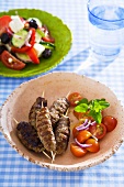 Lammspiesse und Griechischer Salat