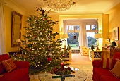 Festlich geschmückter Christbaum im Wohnzimmer