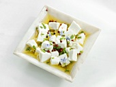 Feta mit Olivenöl, Kräutern und rosa Pfeffer