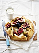 Fig tart with cream