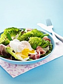 Lettuce with poached egg and prosciutto